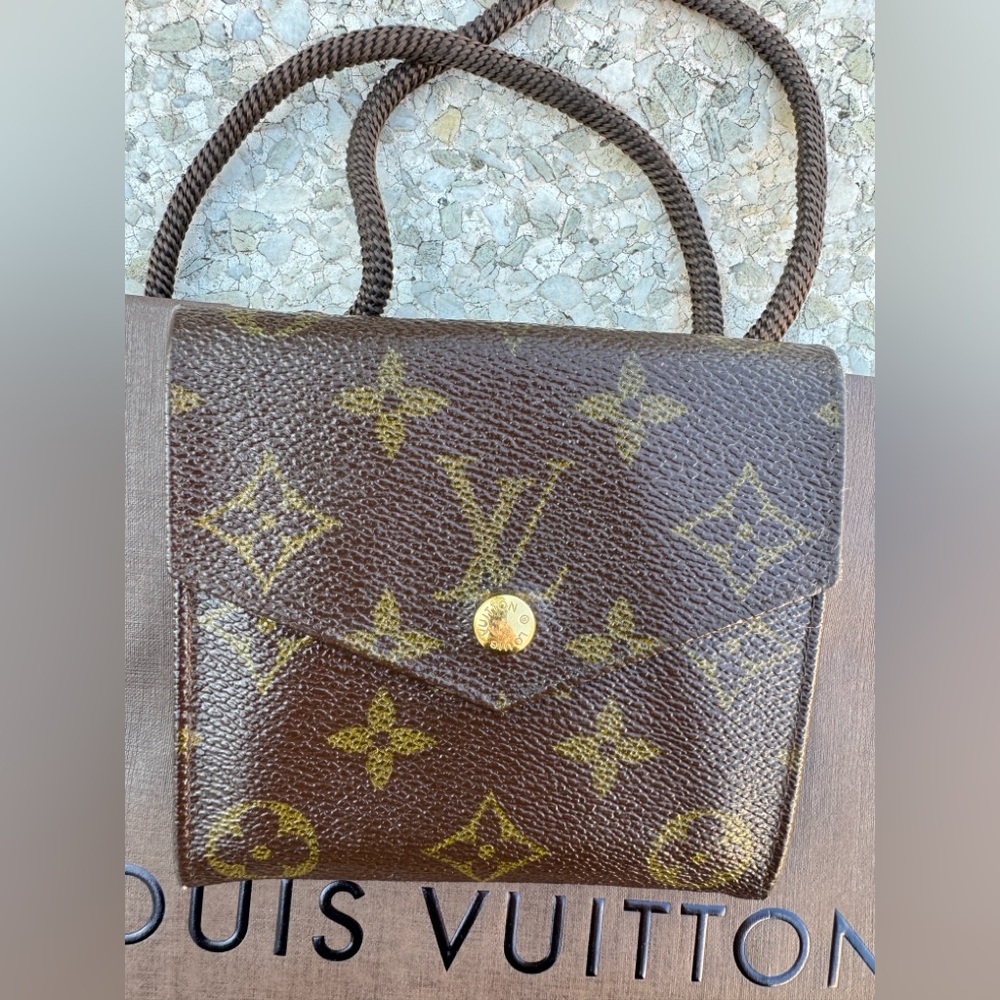 Louis Vuitton Classic Monogram Vintage Wallet. with authentic dust bag & bag! 🤎 - Picture 2 of 13
